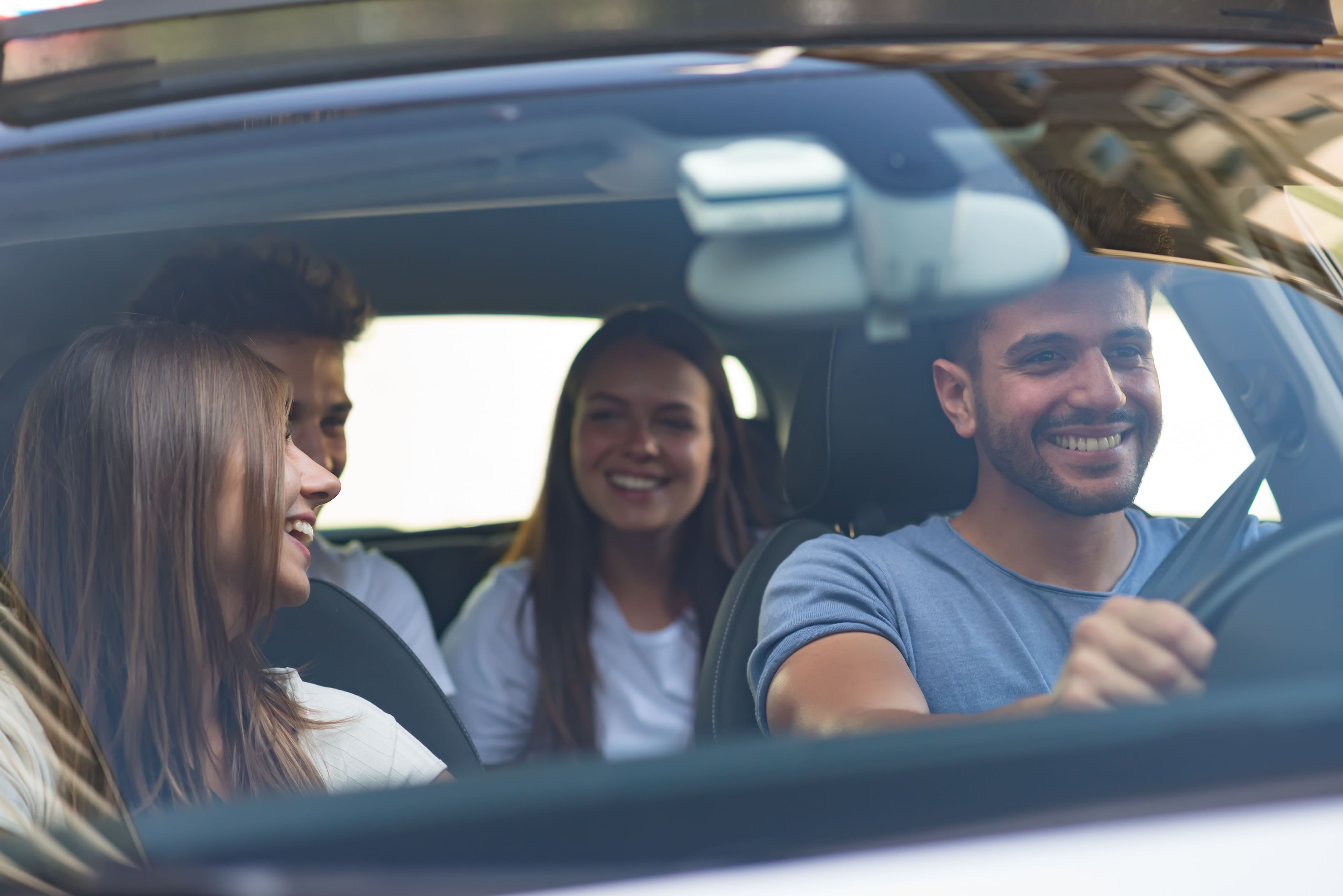 Viajar en coche compartido: cómo funciona y beneficios