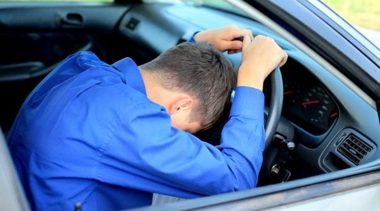 ¿Cómo actuar si hay un desmayo en el coche?