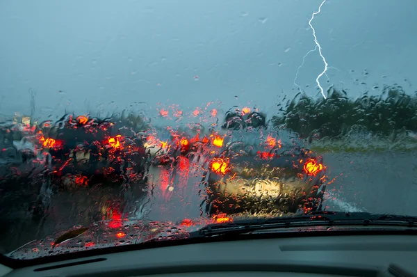 Cómo conducir con lluvia de forma segura: consejos para evitar accidentes